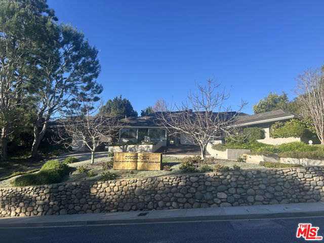 917 Oxford Way, Beverly Hills CA: https://media.crmls.org/mediaz/6a57f913-de7d-4417-a7af-3b6f4ca1059e.jpg