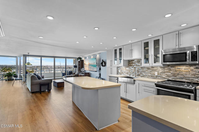 4335 Marina City, Marina del Rey CA: https://media.crmls.org/mediaz/6a5862c8-23b7-4d99-b14f-3a40beb44931.jpg