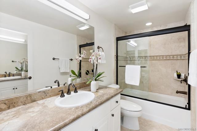 7520 Draper Ave, La Jolla CA: https://media.crmls.org/mediaz/6a59a695-a3cc-44fd-8f7f-689ab0d65879.jpg