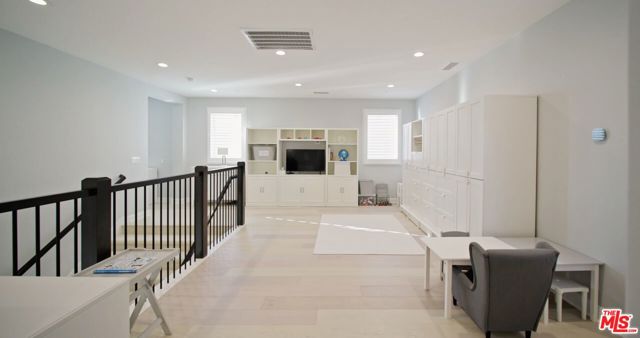 20326 W Liverpool Way, Porter Ranch CA: https://media.crmls.org/mediaz/6a59ad38-1e6e-42eb-816d-26580aa338e0.jpg