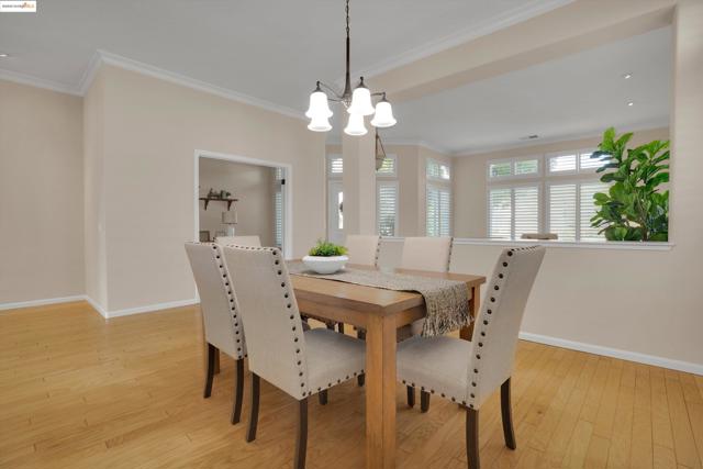 540 Central Park Pl, Brentwood CA: https://media.crmls.org/mediaz/6a5b393a-ddf1-4cad-90f3-da97fd17129c.jpg