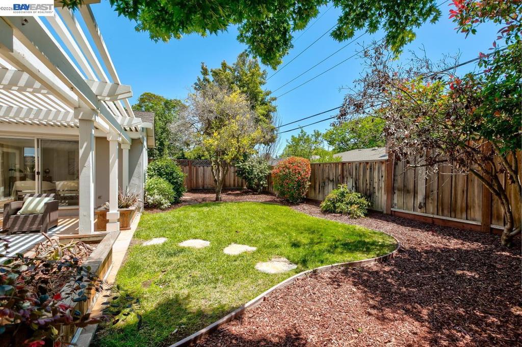 https://media.crmls.org/mediaz/6a5b92bc-c44d-4f61-99f3-56701007bb6a.jpg?preset=X-Large