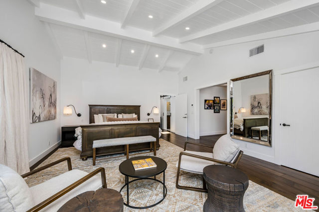 24884 Jim Bridger Road, Hidden Hills CA: https://media.crmls.org/mediaz/6a5bf662-eace-4b28-a0c9-e62c36737b2c.jpg