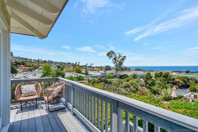 1211 W Muirlands Dr, La Jolla CA: https://media.crmls.org/mediaz/6a5d107b-befd-4ae0-b16a-8a9be67fbda6.jpg