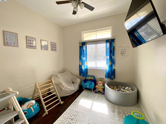 963 Grafton St, Manteca CA: https://media.crmls.org/mediaz/6a5dbc67-fc44-4b2d-9cc7-3bf69b79a39b.jpg
