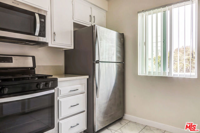 423 N Harvard Boulevard, Los Angeles CA: https://media.crmls.org/mediaz/6a5ff456-b5c0-4f89-8037-f547b00a91bd.jpg