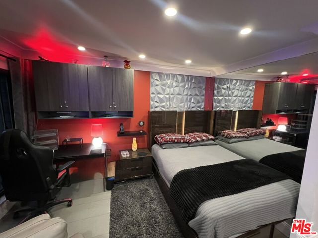 950 N Kings Road, West Hollywood CA: https://media.crmls.org/mediaz/6a6021a4-04f8-46a3-b242-16094dc63256.jpg