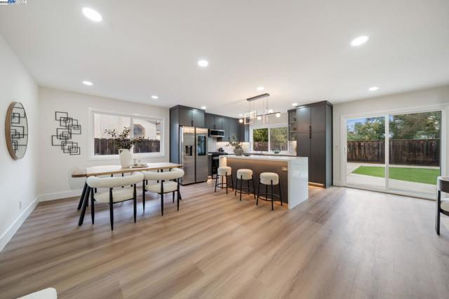 31314 San Andreas Dr, Union City CA: https://media.crmls.org/mediaz/6a60ad74-1a81-4be3-b7b6-2e95635e2ed0.jpg