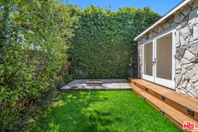 2425 Cloy Avenue, Venice CA: https://media.crmls.org/mediaz/6a60bce1-4cb0-44cb-9e53-8a6b6e6ecf6b.jpg