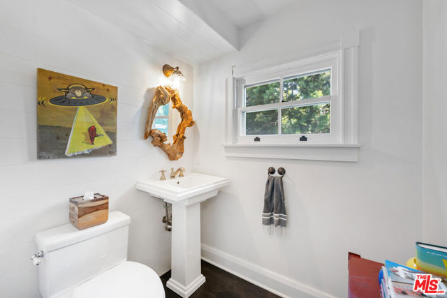 233 S Saltair Avenue, Los Angeles CA: https://media.crmls.org/mediaz/6a61d852-2a8f-4344-8cd6-c27afd17e926.jpg