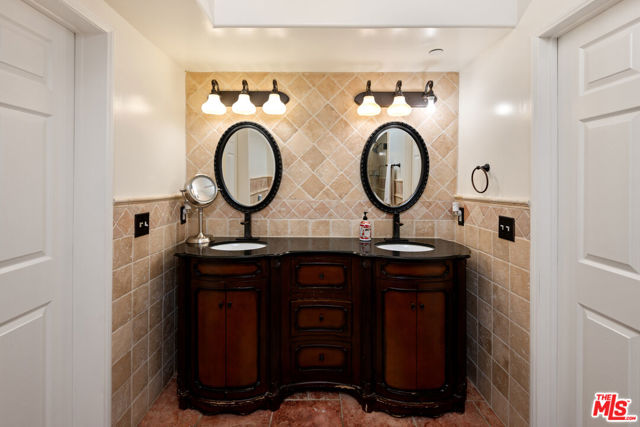 6420 Quebec Drive, Los Angeles CA: https://media.crmls.org/mediaz/6a625c7d-a70a-489d-bc2f-a5077ccfbbbb.jpg