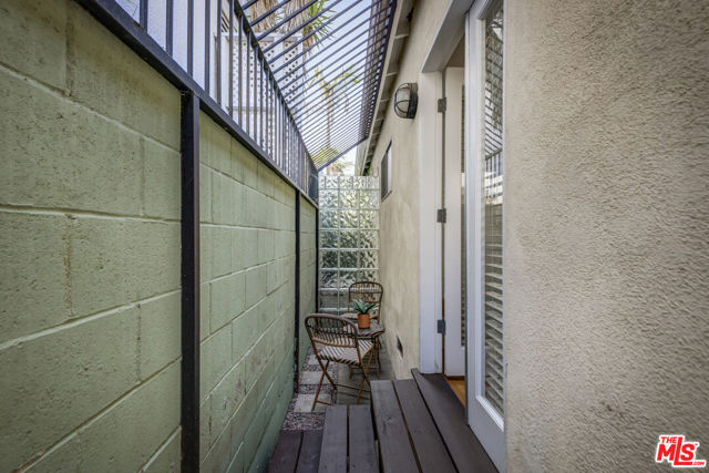122 Thornton Place, Venice CA: https://media.crmls.org/mediaz/6a6284cb-f2d7-4200-bac2-24a2625d8122.jpg