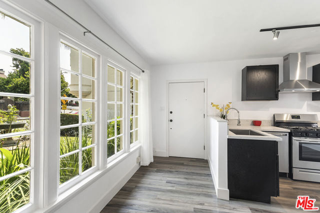453 S Wilton Place, Los Angeles CA: https://media.crmls.org/mediaz/6a62ba42-ad7e-418d-a3be-e0e8e6c9c311.jpg