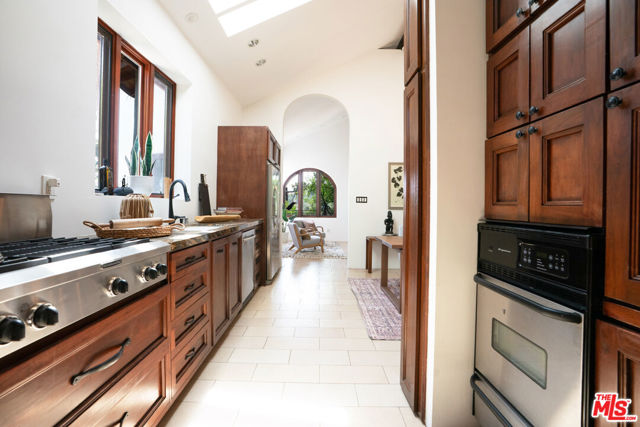 4559 E Rose Hill Drive, Los Angeles CA: https://media.crmls.org/mediaz/6a630bdd-1b0b-44f1-941a-dabba0a6f561.jpg