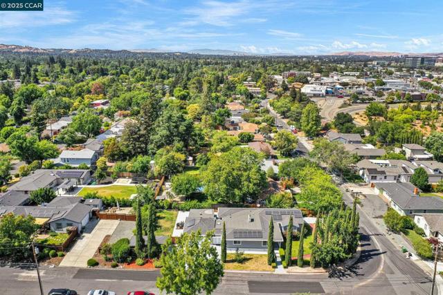 2401 Casa Way, Walnut Creek CA: https://media.crmls.org/mediaz/6a63a8f3-cc70-486e-892b-992362677bcb.jpg