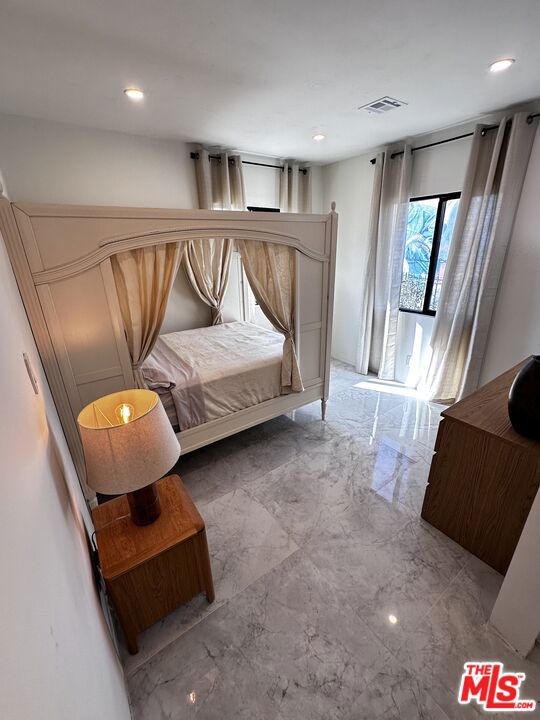 643 N Vista St, Los Angeles CA: https://media.crmls.org/mediaz/6a64bf4d-7ee6-4f1d-99c8-bfd999606d5d.jpg