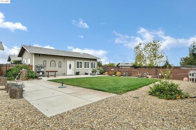 4828 Sellers Ave, Brentwood CA: https://media.crmls.org/mediaz/6a655a23-462b-4d6e-8ebb-342a91cd2c9f.jpg