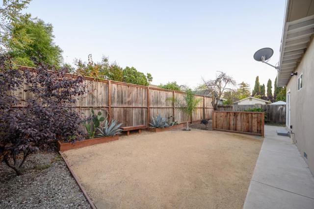 1064 15th Avenue, Redwood City CA: https://media.crmls.org/mediaz/6a656a63-56bd-4969-9dd8-1dcff248d3d0.jpg