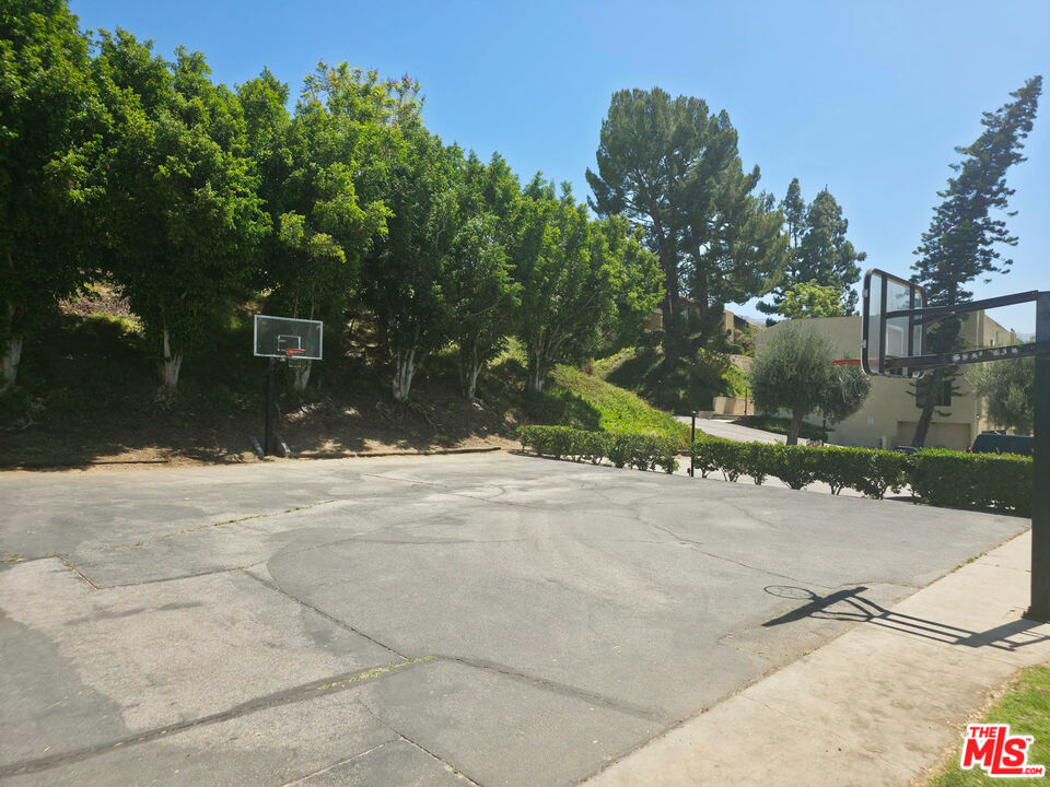 https://media.crmls.org/mediaz/6a65e867-197c-4740-8bb4-821b9e192f0d.jpg?preset=X-Large