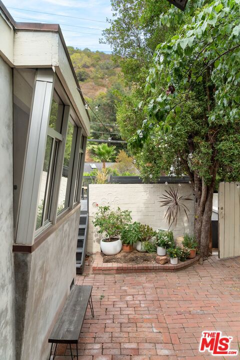 905 N Beverly Glen Boulevard, Los Angeles CA: https://media.crmls.org/mediaz/6a67000d-7e89-4c21-ae18-f4a573be31cd.jpg