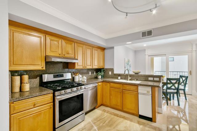 1499 Oak Grove Avenue, Burlingame CA: https://media.crmls.org/mediaz/6a677828-48ce-4c6b-92d3-34a0c21b573b.jpg
