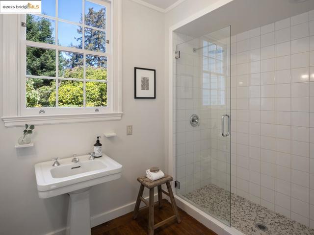 120 Hazel Ln, Piedmont CA: https://media.crmls.org/mediaz/6a67a9e8-cea9-46ca-b8e5-319c3e859403.jpg