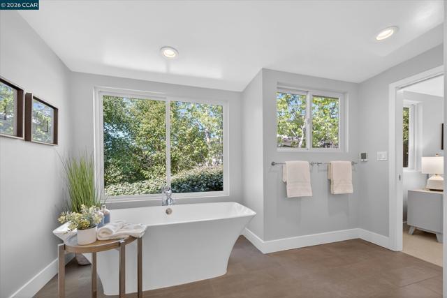 31 Ivy Dr, Orinda CA: https://media.crmls.org/mediaz/6a67c54a-aacc-4ed5-8d95-f64d4c7d3cee.jpg