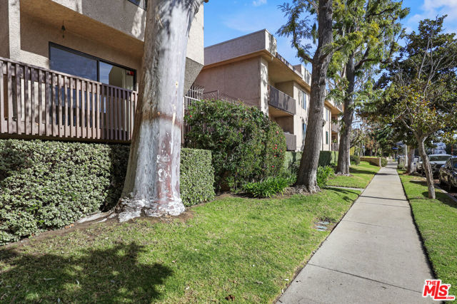 15207 Magnolia Boulevard, 116 photo 28