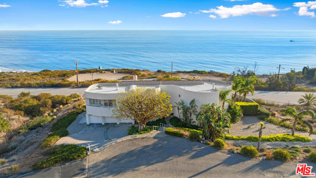32215 Pacific Coast Highway, Malibu CA: https://media.crmls.org/mediaz/6a68dfa3-7481-4565-94e0-6bde07b5e80a.jpg