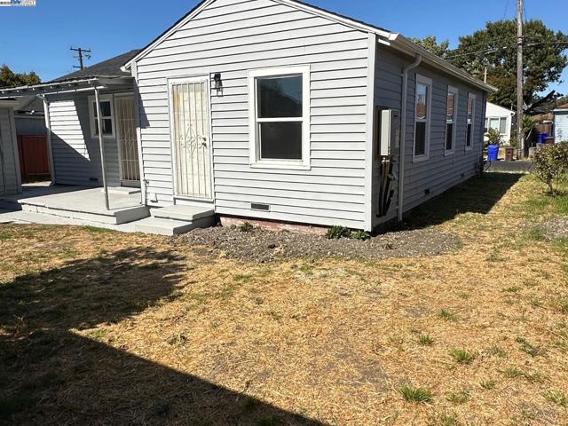 2441 Glenlock St, San Pablo CA: https://media.crmls.org/mediaz/6a69e039-8819-406b-a44e-2175c8925d6f.jpg