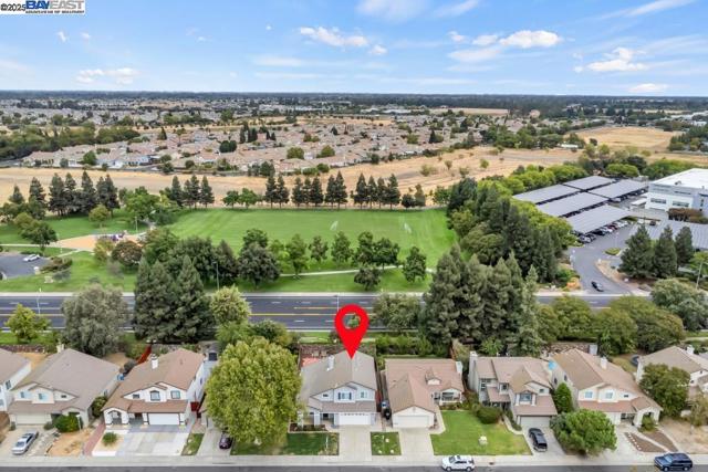 9193 Bungalow Way, Elk Grove CA: https://media.crmls.org/mediaz/6a6ab6b1-83f3-4b32-93c7-1e2ff74b5f82.jpg