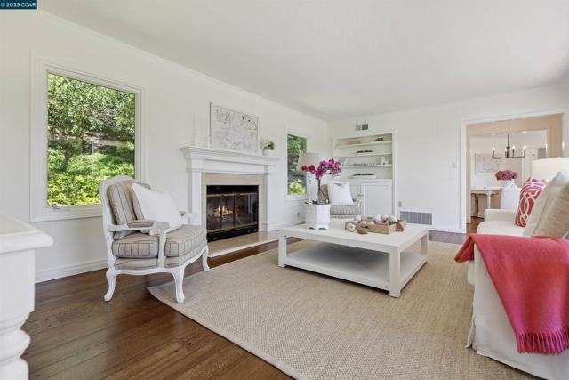 1087 Rahara Dr, Lafayette CA: https://media.crmls.org/mediaz/6a6ac405-8849-45d5-a26d-dc619cd855e6.jpg