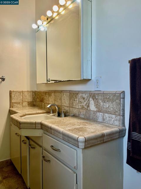 3530 Clinton Ave, Richmond CA: https://media.crmls.org/mediaz/6a6c0811-9485-4edb-a61b-59731dce5e13.jpg