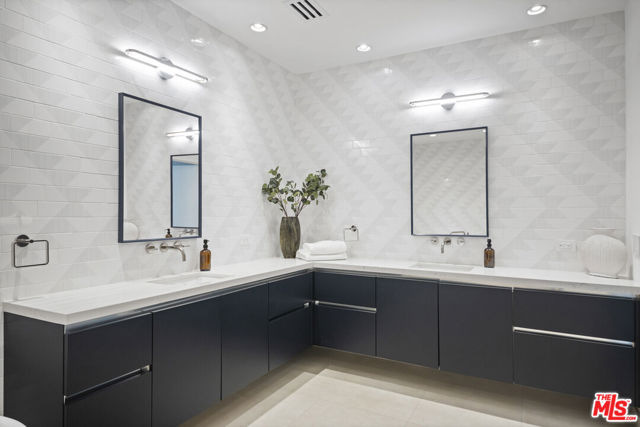 160 N La Peer Drive, Beverly Hills CA: https://media.crmls.org/mediaz/6a6c28ee-a62d-4be7-8a2a-2b58424f3834.jpg