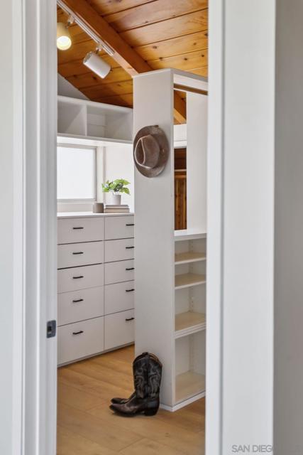 974 Via Hillview, Fallbrook CA: https://media.crmls.org/mediaz/6a6d91d2-17b0-440e-ba75-de78f8d16b65.jpg