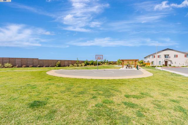 2044 Cottonwood St, Pittsburg CA: https://media.crmls.org/mediaz/6a6da569-106e-4015-8ce4-395dbd401b6a.jpg