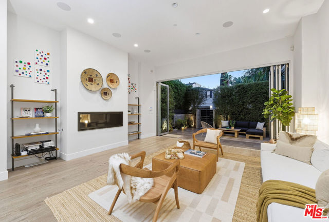 653 Oxford Ave, Venice CA: https://media.crmls.org/mediaz/6a6dc10f-a13e-43b3-9a4a-61a420591401.jpg