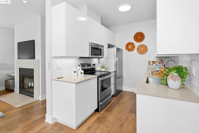 197 Lakeshore Ct, Richmond CA: https://media.crmls.org/mediaz/6a6eb4aa-f4a6-4780-b6a6-22e0d5978e5c.jpg