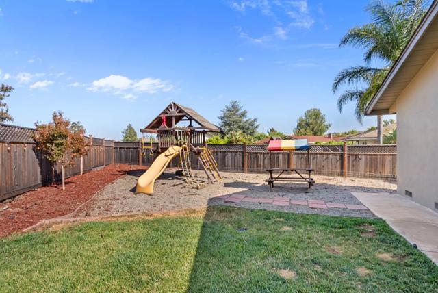 60 Dots Circle, Hollister CA: https://media.crmls.org/mediaz/6a6fb570-c11e-413b-beb3-1472605bd2cc.jpg