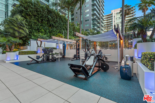 13700 Marina Pointe Drive, Marina del Rey CA: https://media.crmls.org/mediaz/6a70d4ab-dbc4-430a-b05e-96682fccfdde.jpg