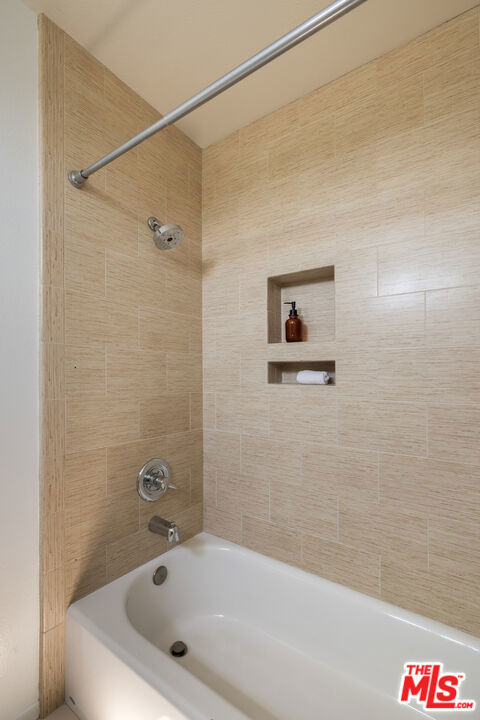 2408 34th Street, Santa Monica CA: https://media.crmls.org/mediaz/6a71e762-8ed7-493b-9eef-eac2362b1b5a.jpg