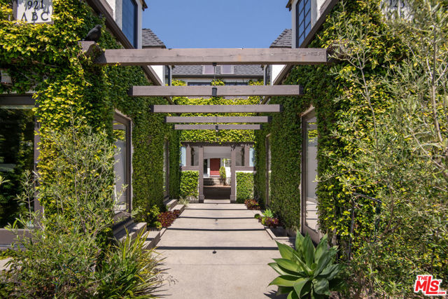 921 16th Street, Santa Monica CA: https://media.crmls.org/mediaz/6a71ea3f-42fb-4799-9660-c404876b30a9.jpg