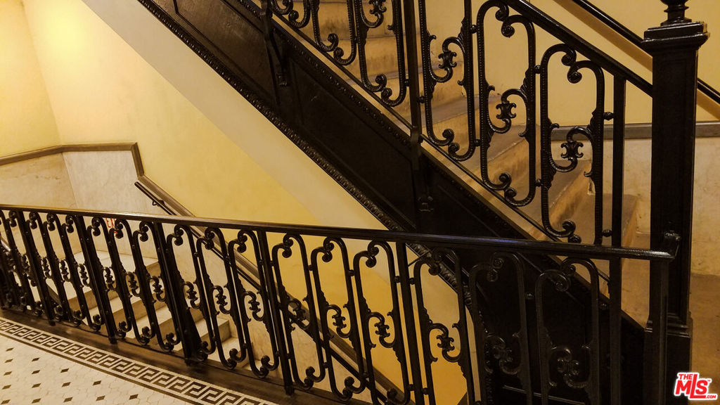 https://media.crmls.org/mediaz/6a72118d-ff8d-4170-88ca-fc3524a2b796.jpg?preset=X-Large