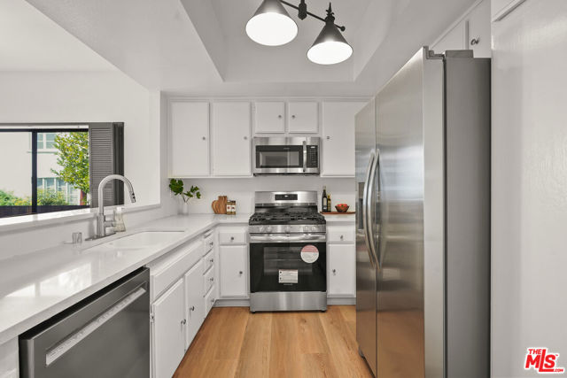 1655 Greenfield Avenue, Los Angeles CA: https://media.crmls.org/mediaz/6a72460a-8aae-4d2d-89b2-a066d5a0ed37.jpg