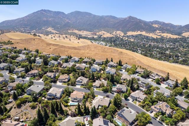 109 Forest Hill, Clayton CA: https://media.crmls.org/mediaz/6a728443-398a-4870-bbe4-d4e0175d8cd9.jpg