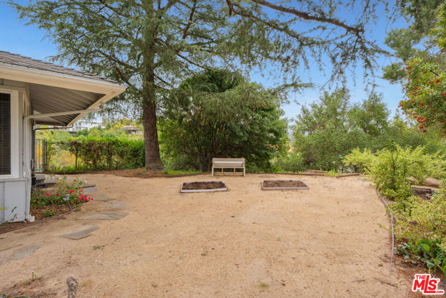 15901 High Knoll Road, Encino CA: https://media.crmls.org/mediaz/6a72af2a-18b6-4950-af69-defed3d0818b.jpg