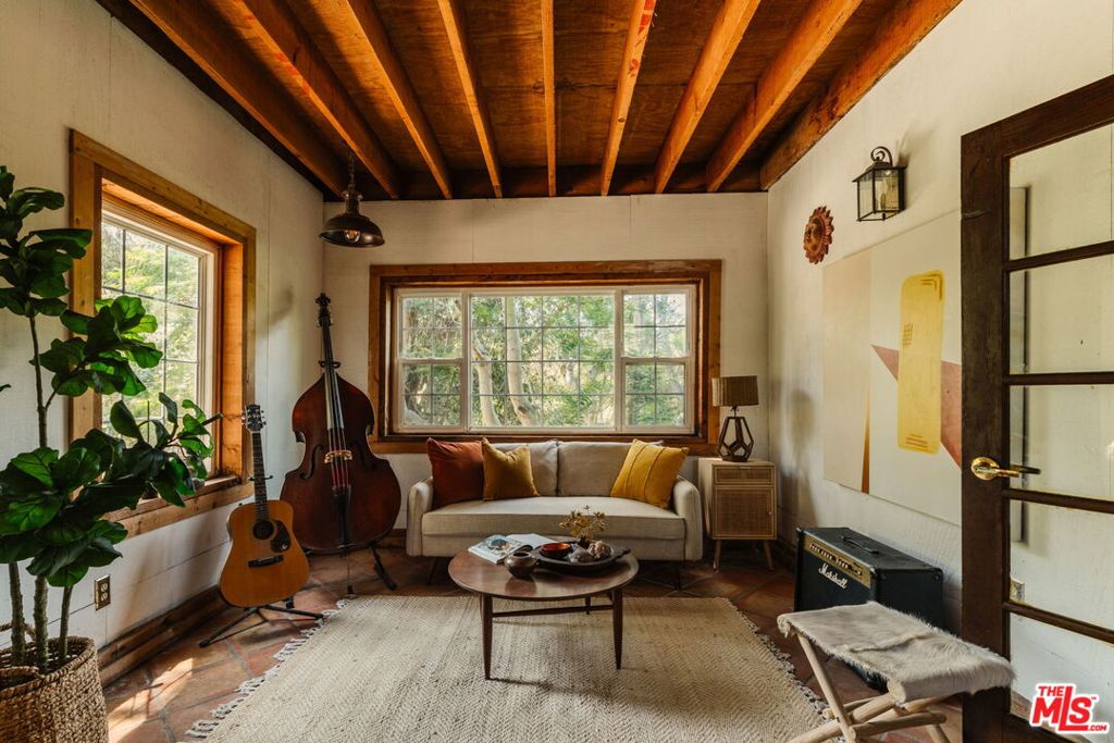 https://media.crmls.org/mediaz/6a72b933-e09a-4db1-8055-35162821fb24.jpg?preset=X-Large