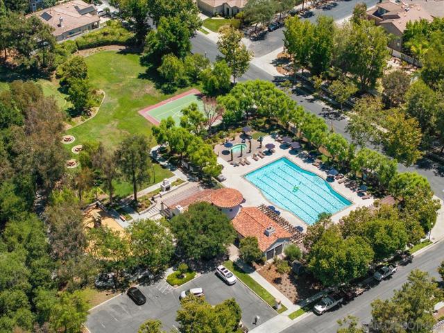 2385 Amber Oak Ln, Escondido CA: https://media.crmls.org/mediaz/6a732d1a-f597-44f8-8a10-c2c7e5a8e775.jpg