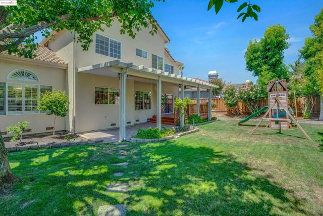 805 Devonshire Loop, Brentwood CA: https://media.crmls.org/mediaz/6a73c4b5-76c9-403e-bd43-099793b3f20e.jpg