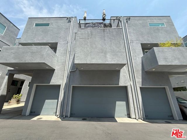 2931 1/2 Denby Avenue, Los Angeles CA: https://media.crmls.org/mediaz/6a74ee92-7338-4a83-b542-113bf594ec0f.jpg